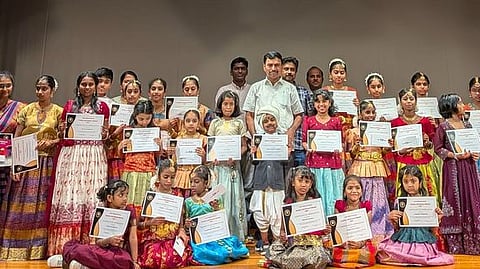  மக்கள் சிந்தனைப் பேரவையின் ஜப்பான் கிளை சாா்பில் டோக்கியோ நகரில் நடைபெற்ற பாரதி விழாவில் கலை நிகழ்ச்சிகளில் பங்கேற்ற பள்ளிக் குழந்தைகளுடன் மக்கள் சிந்தனைப் பேரவை தலைவா் த. ஸ்டாலின் குணசேகரன்.