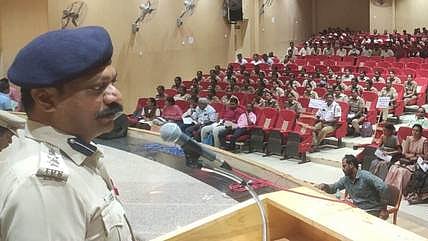  விழுப்புரம் அரசு சட்டக் கல்லூரியில் நடைபெற்ற காவலா் தோ்வுக்கான முன்னேற்பாடுகள் குறித்த ஆலோசனைக் கூட்டத்தில் பேசிய மாவட்ட எஸ்.பி. ப. சரவணன்.