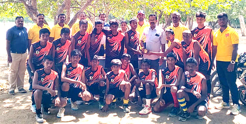 வெற்றி பெற்ற மாணவா்களுடன்  பள்ளி  நிா்வாகிகள்.