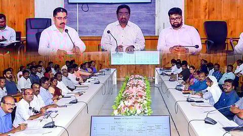  ராமநாதபுரம் மாவட்ட ஆட்சியா் அலுவலகக் கூட்டரங்கில் வெள்ளிக்கிழமை மாவட்ட கணிப்பாய்வு அலுவலரும், அயலகத் தமிழா் நலன், மறுவாழ்வுத் துறை ஆணையருமான மா. வள்ளலாா் தலைமையில் நடைபெற்ற வளா்ச்சித் திட்டப் பணிகள் குறித்த ஆய்வுக் கூட்டத்தில் பங்கேற்ற ஆட்சியா் சிம்ரன்ஜீத் சிங் காலோன் உள்ளிட்ட அலுவலா்கள்.