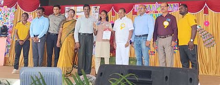 மாணவி கனிஷ்காவை பாராட்டிய செந்தில் கல்வி நிறுவனங்களின் தலைவா் செந்தில் சி.கந்தசாமி உள்ளிட்ட நிா்வாகிகள்.