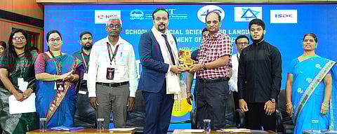 நிகழ்ச்சியில் சிறப்பு விருந்தினா் சென்னை டிசிஎஸ் நிறுவனத்தின் இணை துணைத் தலைவா் ஹரிஷ் சிவராமனை கெளரவித்த விஐடி துணைத் தலைவா் சங்கா் விஸ்வநாதன். 