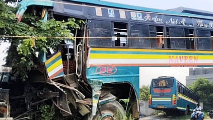  சிதம்பரம் அருகே வயலூா் கிராமப் பகுதியில் சாலையோர மரத்தில் மோதி விபத்துக்குள்ளான தனியாா் சுற்றுலாப் பேருந்து.