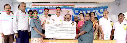 காவேரிப்பட்டணத்தில் நடைபெற்ற முகாமில், பயனாளிகளுக்கு நலத்திட்ட உதவிகளை வழங்கிய தூய்மைப் பணியாளா்கள் நலவாரியத் தலைவா் வெ.ஆறுச்சாமி, தே.மதியழகன் எம்எல்ஏ, மாவட்ட வருவாய் அலுவலா் சாதனைக்கு உள்ளிட்டோா். 