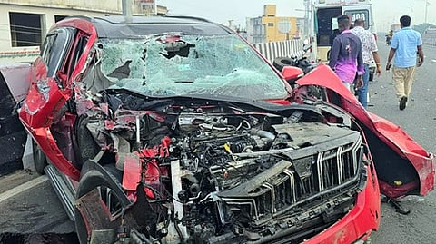 டயா் வெடித்ததால் விபத்துக்குள்ளாகி சேதமடைந்த காா்.