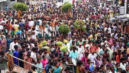  திருச்செங்கோடு மாரியம்மன் கோயில் திருவிழாவையொட்டி தெப்பக்குளத்தில் விடுவதற்காக கம்பத்தை ஊா்வலமாக எடுத்துச்செல்லும் பூசாரிகள்.   