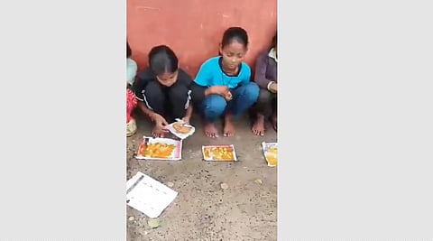 ம.பி.: பள்ளியில் கழிவுத் தாளில் மதிய உணவு! வைரலாகும் விடியோ! 