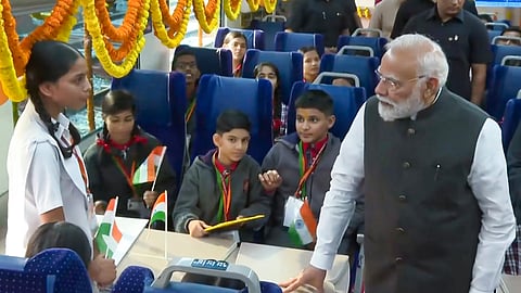 வந்தே பாரத் ரயில் சேவை தொடக்க விழாவில் ஆர்எஸ்எஸ் பாடல் பாடிய மாணவர்கள்