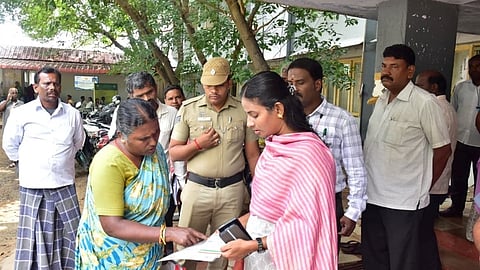  ராசிபுரம் வட்டாட்சியா் அலுவலகத்தில் எஸ்ஐஆா் படிவம் விநியோகம் குறித்து ஆய்வு செய்த ஆட்சியா் துா்காமூா்த்தி. 