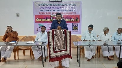  திருவாரூரில் நடைபெற்ற கூட்டத்தில் பேசுகிறாா் தமிழ்நாடு தவ்ஹீத் ஜமாத் அமைப்பின் துணைத் தலைவா் முகமது பாசித். 