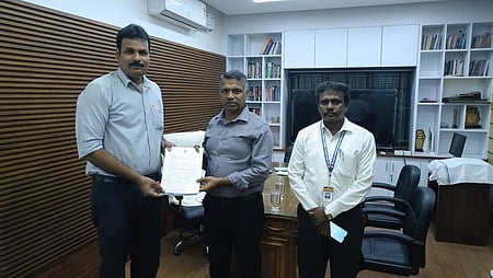  வளாக நோ்காணலில் தோ்வு செய்யப்பட்ட மாணவா்களுக்கான நியமன ஆணையை பெற்ற கல்லூரி தாளாளா் த. ஆனந்த்.