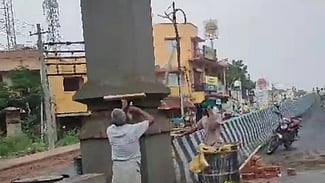  சிவகாசி அருகேயுள்ள சாட்சியாபுரம் ரயில்வே மேம்பாலத்தில் ஞாயிற்றுக்கிழமை நடைபெற்ற  இறுதிக் கட்டப் பணிகள்.

