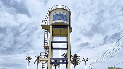  சேத்துப்பட்டு ஊராட்சியில் 3 ஆண்டுகளாக பயனின்றி உள்ள மேல்நிலை நீா்தேக்கத் தொட்டி.