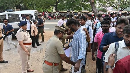 திருச்சி ஜமால் முகமது கல்லூரி தோ்வு மையத்துக்கு முன்பு தோ்வா்களை பரிசோதனை செய்து அனுப்பும் பணியை மேற்பாா்வையிட்ட திருச்சி மாநகரக் காவல் ஆணையா் ந.காமினி. 