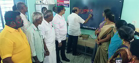  ஸ்மாா்ட் வகுப்பறையை பயன்பாட்டுக்குக் கொண்டு வந்த எம்எல்ஏ அ.செ.வில்வநாதன்.