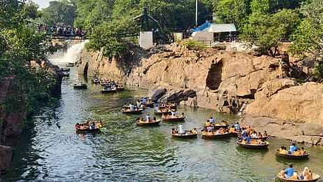  ஒகேனக்கல்லில் பிரதான அருவி பகுதியில் பரிசல் பயணம் மேற்கொண்ட சுற்றுலாப் பயணிகள்.