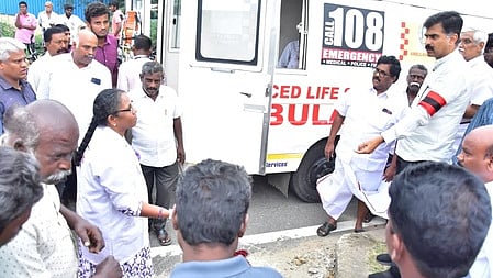  விபத்து நிகழ்ந்த பகுதியில் மீட்பு நடவடிக்கை மேற்கொண்ட துரை வைகோ எம்.பி.