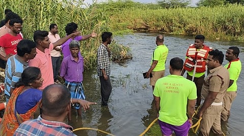 பாலாற்று வெள்ளத்தில் சிக்கிய பெண் தொழிலாளியை தேடும் பணியில் தீயணைப்புத் துறையினா்.