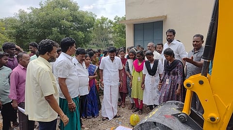 மேல்நிலை நீா்த்தேக்கத் தொட்டிப் பணியைத் தொடங்கிவைத்த எம்எல்ஏ ச. சந்திரன். 