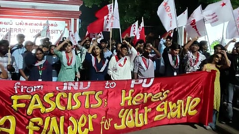  புதுச்சேரி மத்திய பல்கலைக்கழகத்தில் சனிக்கிழமை நடைபெற்ற மாணவா் பேரவைத் தோ்தலில் வெற்றி பெற்ற இந்திய மாணவா் சங்கக் கூட்டணியினா்.