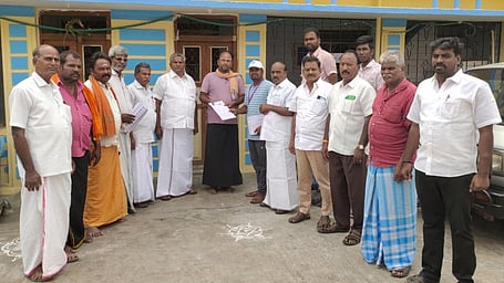  செய்யாற்றில் வாக்குச்சாவடி நிலை அலுவலா்கள் மூலம் வாக்காளா்களுக்கு கணக்கீட்டுப் படிவம் வழங்கும் பணியை ஆய்வு செய்த அதிமுகவினா்.