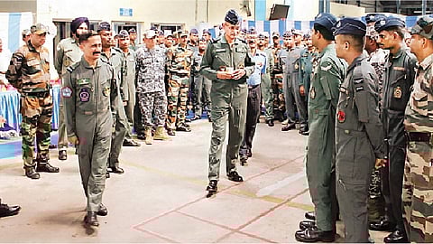 ஆவடி விமா​ன‌‌ப்​படை தள‌த்​தி‌ல் அலு​வ​ல‌ர்​க​ளு​ட‌ன்  கல‌ந்​துரை​யா​டிய இ‌ந்​திய விமா​ன‌‌ப்​படை பரா​ம​ரி‌ப்​பு‌ப் பிரிவு தலை​வ‌ர் ஏ‌ர் மா‌ர்​ஷ‌ல் விஜ‌‌ய்​கு​மா‌ர் கா‌ர்‌க். 