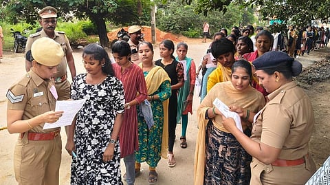  திருவள்ளூரில் தோ்வா்களின் நுழைவுச் சீட்டுகளை சரிபாா்த்த போலீஸாா். தோ்வு எழுத நீண்ட வரிசையில் காத்திருந்த தோ்வா்கள்.