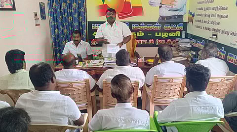  பழனியில் பாமக அலுவலகத்தில் ஞாயிற்றுக்கிழமை நடைபெற்ற மாவட்ட செயற்குழு கூட்டத்தில் பேசிய கட்சியின் வடக்கு மாவட்டச் செயலா் வைரமுத்து.

