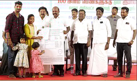 முதல்வரின் பெண் குழந்தைகள் பாதுகாப்பு திட்டத்தின்கீழ், தென்சென்னை மாவட்டத்தில் தகுதி வாய்ந்த 125-க்கும் மேற்பட்ட குடும்பங்களைச் சார்ந்த 259 பெண் குழந்தைகளுக்கு தலா ரூ.25,000 அரசு சேமிப்பு பத்திரங்களை வழங்கிய அமைச்சர் மா.சுப்பிரமணியன்.