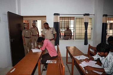 தோ்வு மையங்களை ஆய்வு செய்த வேலுாா் சரக டிஐஜி தா்மராஜன், எஸ்.பி. சியாமளா தேவி.    