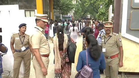 2 ஆம் நிலைக் காவலா் பணிக்கான தோ்வுக்குச் சென்ற பெண் தேர்வர்கள்.