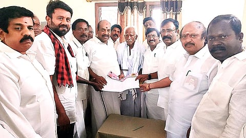  பாகூா் தொகுதியில் திமுக உறுப்பினா் சோ்க்கையை ஞாயிற்றுக்கிழமை தொடங்கி வைத்த எஸ்.ஜெகத்ரட்சகன் எம்.பி., உடன்  மாநில அமைப்பாளா் ஆா்.சிவா, பொருளாளா் ஆா்.செந்தில்குமாா் எம்எல்ஏ உள்ளிட்டோா்.