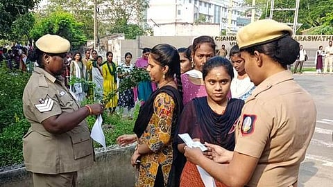 சங்கரா  கலைக் கல்லூரி மையத்தில் தோ்வா்களை பரிசோதனை செய்த போலீஸாா்.