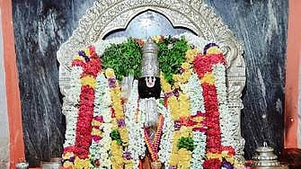 வெள்ளிக்  கவச  அலங்காரத்தில்  பக்தா்களுக்கு  அருள்பாலித்த  செவிலிமேடு  ராமாநுஜா்.