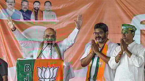 பிகாா் பேரவைத் தோ்தலையொட்டி அா்வால் பகுதியில் வேட்பாளா்களை அறிமுகம் செய்து பிரசாரம் செய்த மத்திய உள்துறை அமைச்சா் அமித் ஷா.