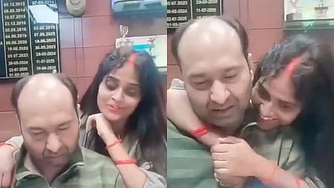 மேலாளருடன் நடனமாடும் இளம்பெண்