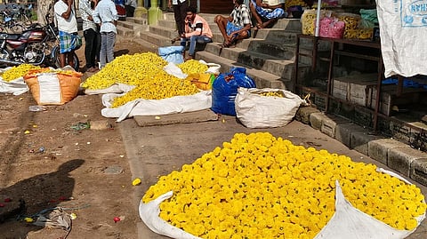  வாழப்பாடி தினசரி சந்தையில் விற்பனையாமல் குவித்துவைக்கப்பட்டுள்ள பூக்கள். 