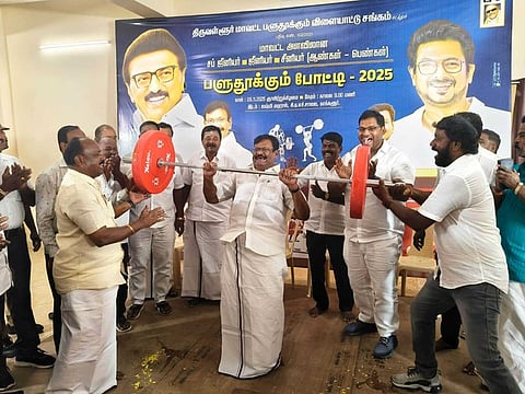 பளு தூக்கும் போட்டியை  தொடங்கி வைத்த அமைச்சா் சா.மு.நாசா், உடன் நிா்வாகிகள் உள்ளிட்டோா்.