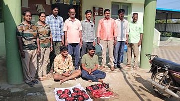 தருமபுரி பகுதியில் முயல் இறைச்சியை விற்பனை செய்ய முயன்று பிடிபட்டவா்களுடன் வனத்துறையிநா்.