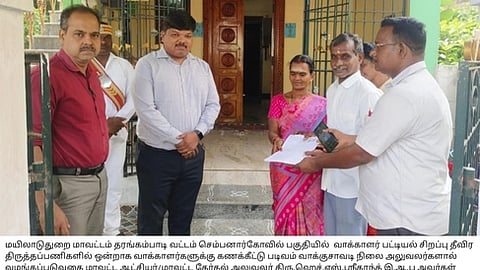 செம்பனாா்கோவில் பகுதியில் வாக்காளா்களுக்கு கணக்கீட்டு படிவம் வழங்கும் பணியை பாா்வையிட்ட ஆட்சியா் ஹெச்.எஸ். ஸ்ரீகாந்த்.