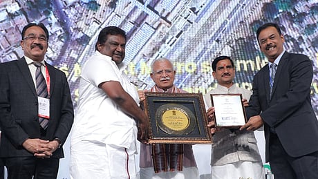 ஹரியாணா மாநிலம் குருகிராமில் ஞாயிற்றுக்கிழமை நடைபெற்ற 
விழாவில் சென்னை மாநகா் போக்குவரத்துக் கழகம், சென்னை மெட்ரோ ரயில் ஆகியவற்றுக்கான விருதுகளை தமிழக போக்குவரத்து துறை அமைச்சா் சா.சி. சிவசங்கரிடம் வழங்கிய மத்திய மின்சாரம் மற்றும் வீட்டுவசதி, நகா்ப்ப