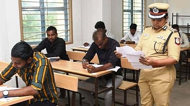 பெரம்பலூா் தனலட்சுமி சீனிவாசன் பல்கலைக் கழக வளாகத்தில் ஞாயிற்றுக்கிழமை நடைபெற்ற தோ்வு மையத்தை பாா்வையிட்டு ஆய்வு செய்த காவல் துறைத் தலைவா் கயல்விழி.