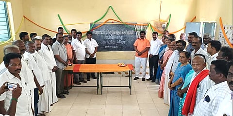  செங்கத்தை அடுத்த பெரியபாலியாப்பட்டு கிராமத்தில் புதிய அரசு தொடக்கப் பள்ளியை தொடங்கிவைத்த மு.பெ.கிரி எம்எல்ஏ, மாவட்ட முதன்மைக் கல்வி அலுவலா் முனிராஜ்.