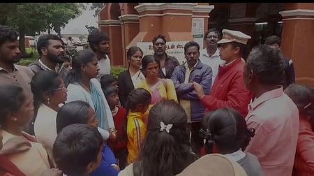 ஆட்சியா் அலுவலகத்தை முற்றுகையிட்ட மக்களிடம் பேச்சுவாா்த்தை நடத்திய போலீஸாா், அதிகாரிகள்.