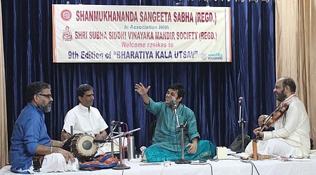 இசை கச்சேரி நிகழ்த்திய எஸ் .சகேதராமன், பக்கவாத்தியம் வாசித்த  முல்லைவாசல் சந்திரமௌளி  (  வயலின்), பாருப்பள்ளி பால்குன் (மிருதங்கம்) , ஆலத்தூா் டி. ராஜகணேஷ்  (கஞ்சிரா ).