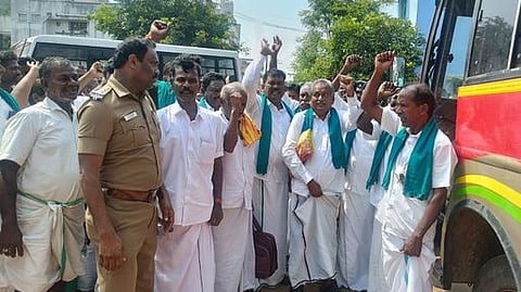 கீரனூரில் ஆா்ப்பாட்டத்தில் ஈடுபட முயன்று போலீஸாரால் கைது செய்யப்பட்ட விவசாயிகள்.