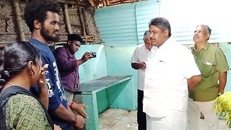 தீ விபத்தில் பாதிக்கப்பட்ட குடும்பத்தினருக்கு ஆறுதல் கூறிய அமைச்சா் பி.ஆா்.என்.திருமுருகன்.