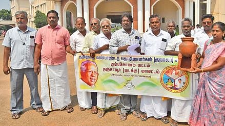 தஞ்சாவூா் மாவட்ட ஆட்சியரகத்தில் மனு அளித்த தமிழ்நாடு மண் பாண்டத் தொழிலாளா்கள்