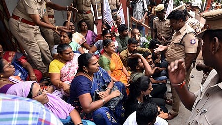 போராட்டத்தில் ஈடுபட்ட அனைந்திந்திய மாதா் சங்கத்தினா்