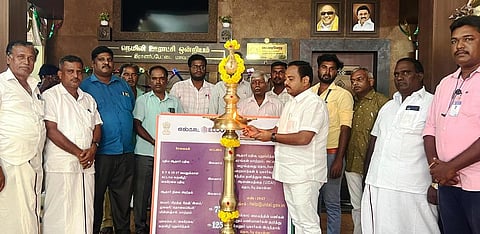 ஆதாா் சேவை மையத்தில் குத்துவிளக்கேற்றிய நெமிலி ஒன்றியக் குழு தலைவா் பெ. வடிவேலு.